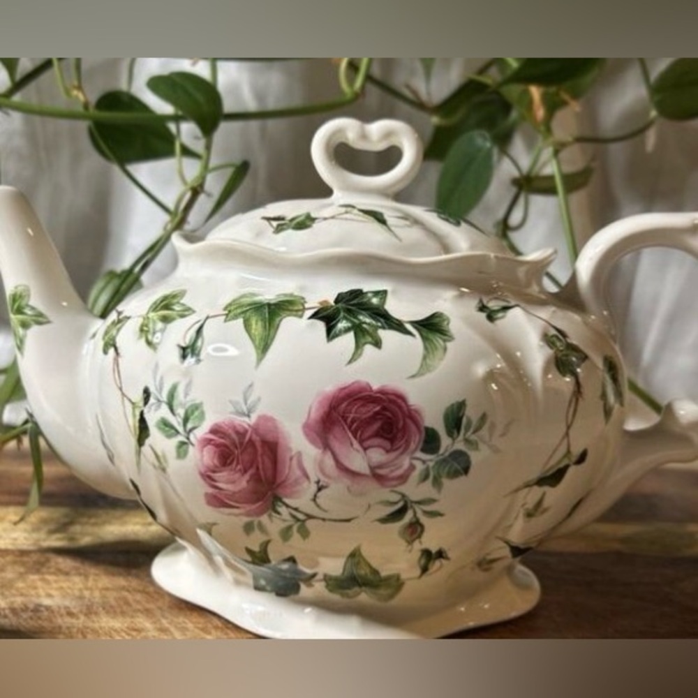 Beautiful Vintage Crownford England Teapot With Pink Roses and Ivy